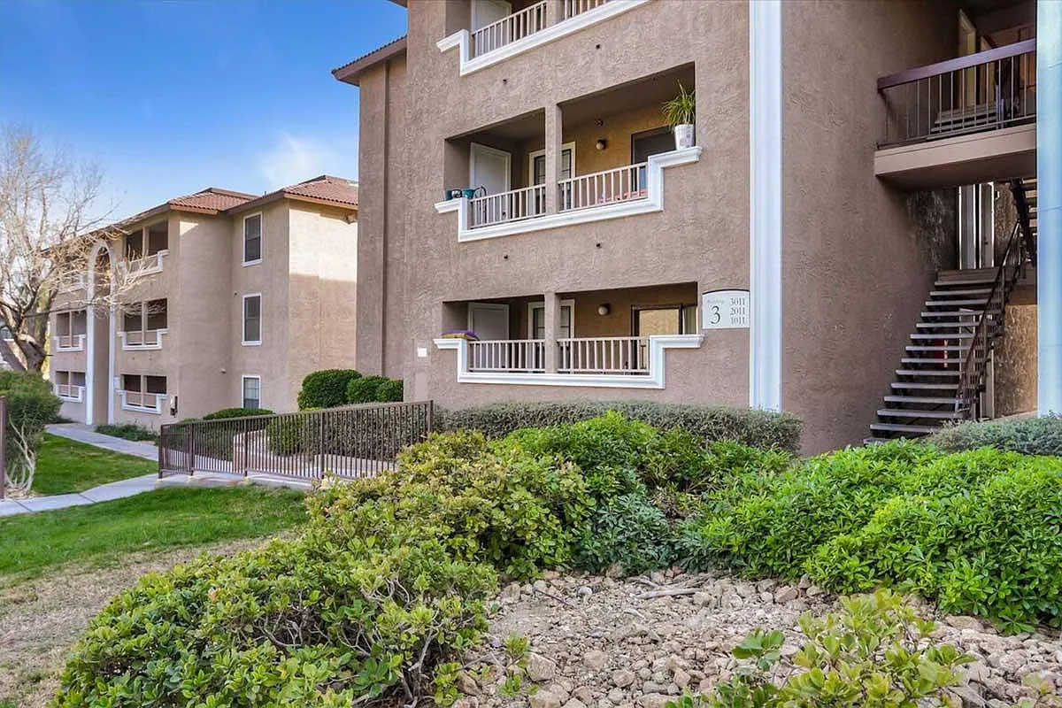 Sterling Sahara Apartments — Photo 2