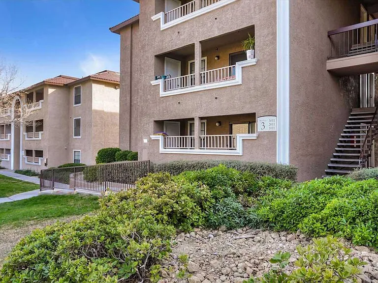 Sterling Sahara Apartments — Photo 2