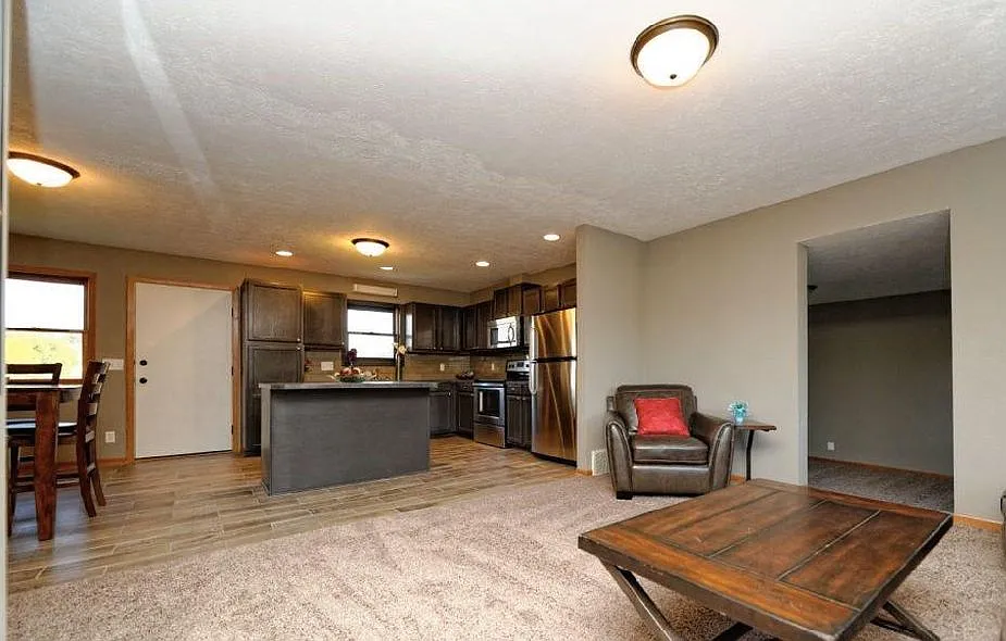 4 bed, 2111 sqft, $2,100 — Photo 3