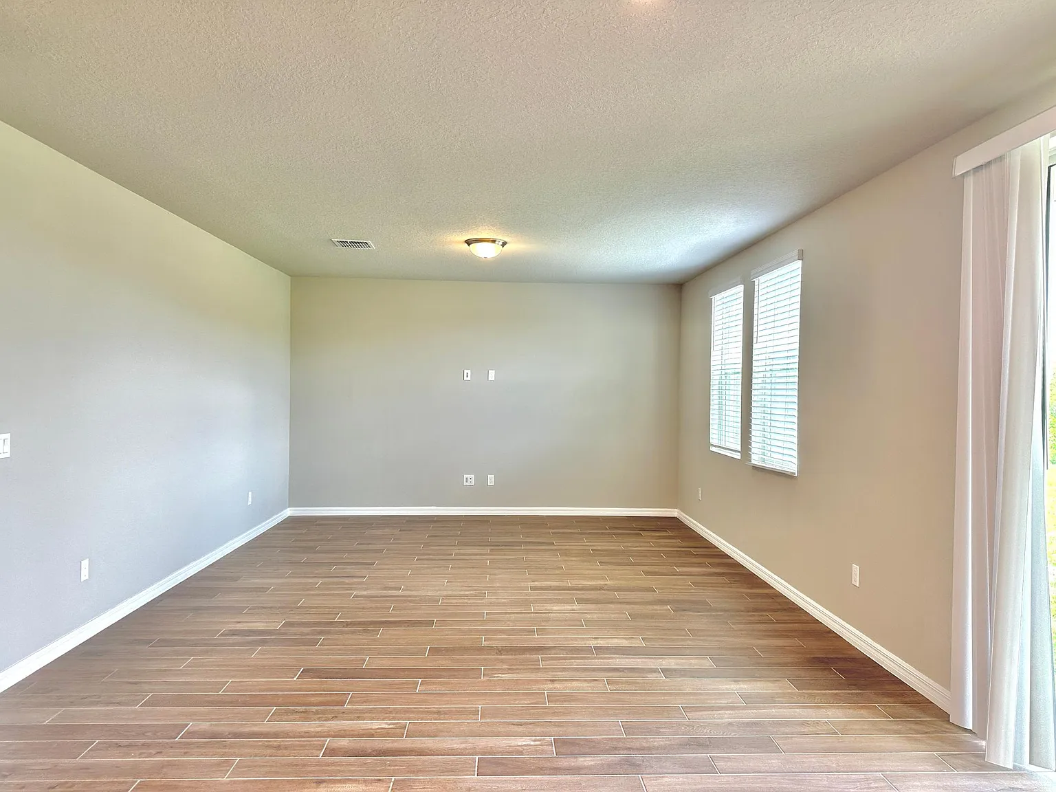 4 bed, 2.5 bath, 2328 sqft, $2,400 — Photo 4