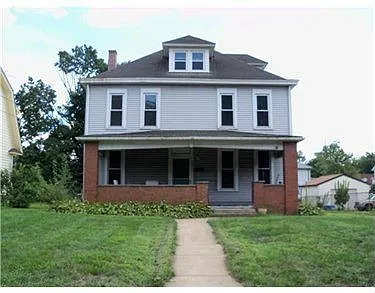 1077 4th St photo 1