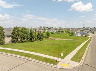 526 Versailles Ave, Bismarck, ND 58503