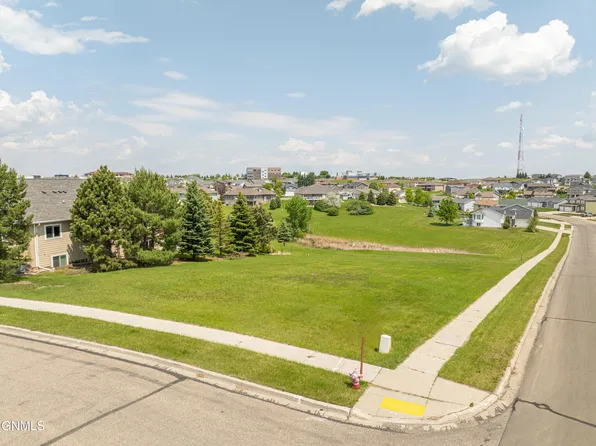 526 Versailles Ave, Bismarck, ND 58503