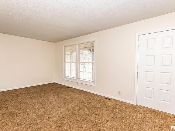 3rd image of 1022 N Dempster Ln