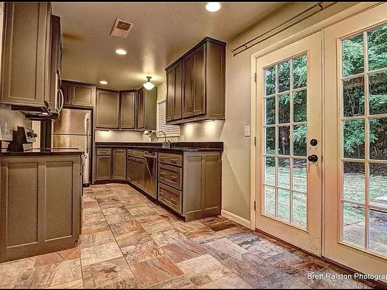 348 E Cleburn St — Photo 9