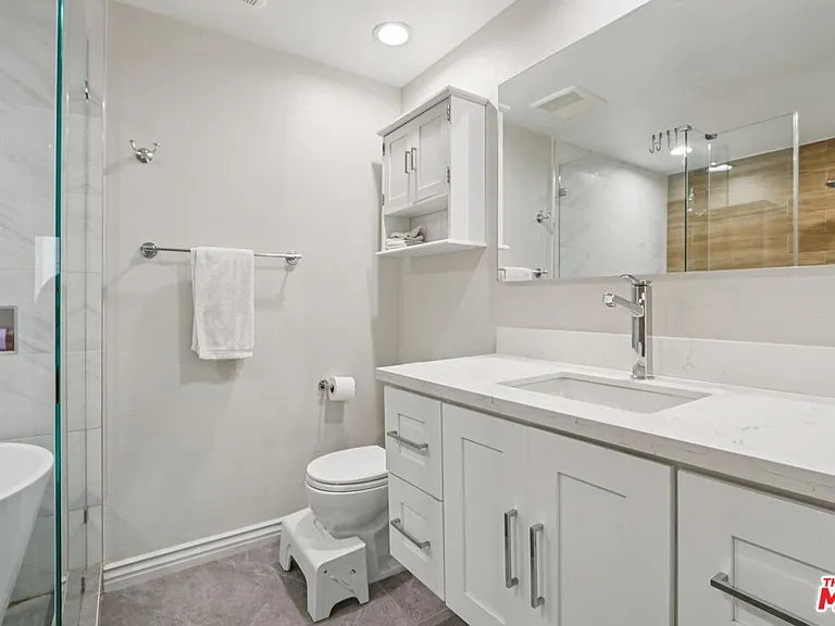 5139 Balboa Blvd #2 — Photo 19