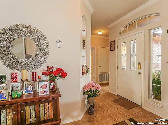 4th image of 105 Katie Ct W