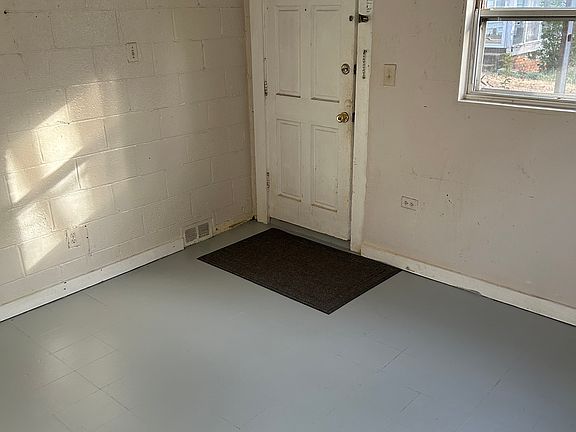 2nd image of 2503 Everett Ave #B