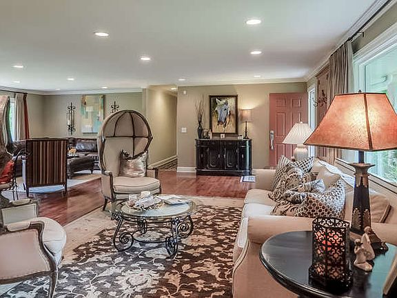 Hardwoods thru main level