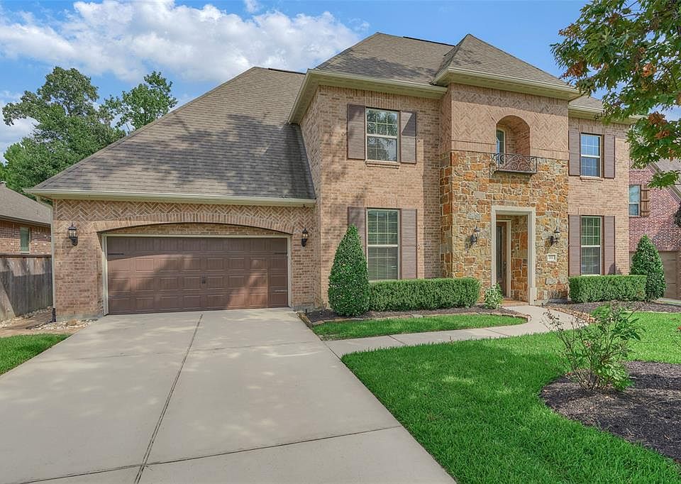 Welcome home to 111 Isleworth Manor Pl in Avolon Woods section of Woodforest.