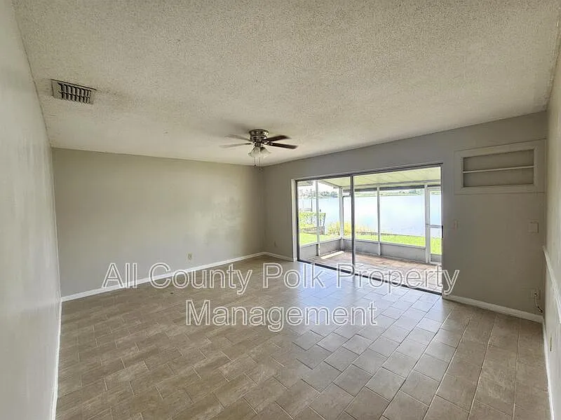 1 bed, 1.0 bath, 718 sqft, $995 — Photo 4
