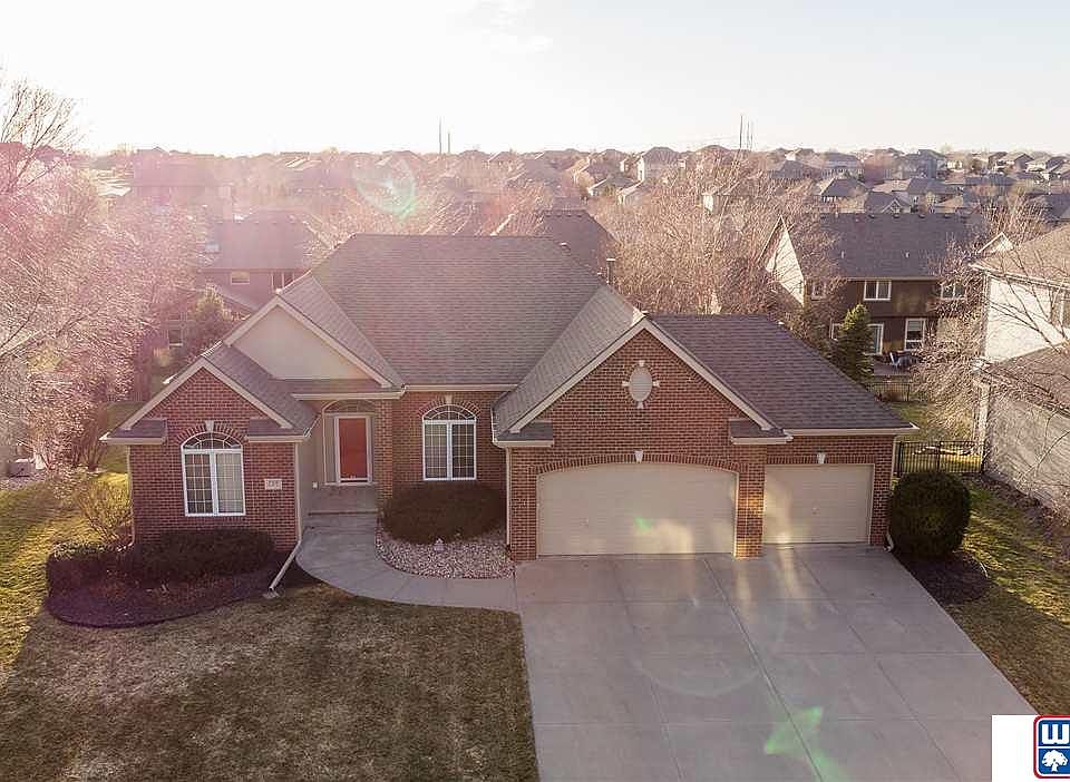1st image of 706 S 196th Ave