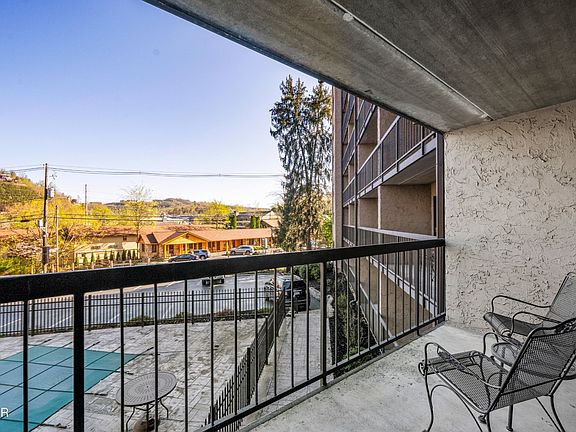 2nd image of 306 Baskins Creek Rd #206