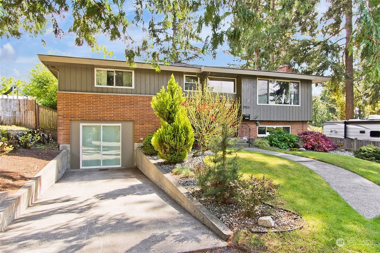 4 bed, 2423 sqft, $3,800 — Photo 3