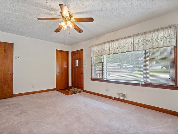 3rd image of 1122 N Parkwood Dr