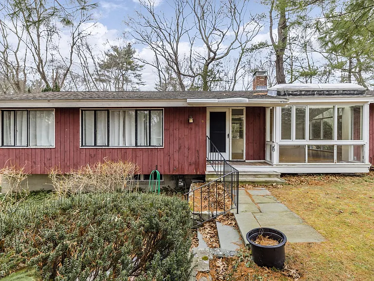 9 Peacock Farm Rd — Photo 2
