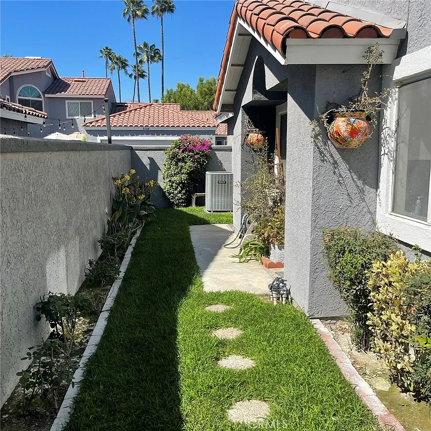 3 bed, 2.5 bath, 1570 sqft, $3,200 — Photo 2