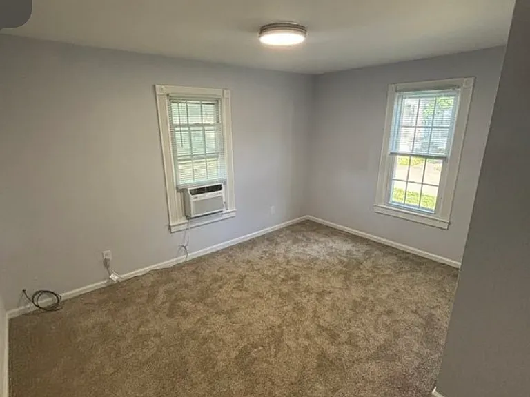 528 W Oak St — Photo 3