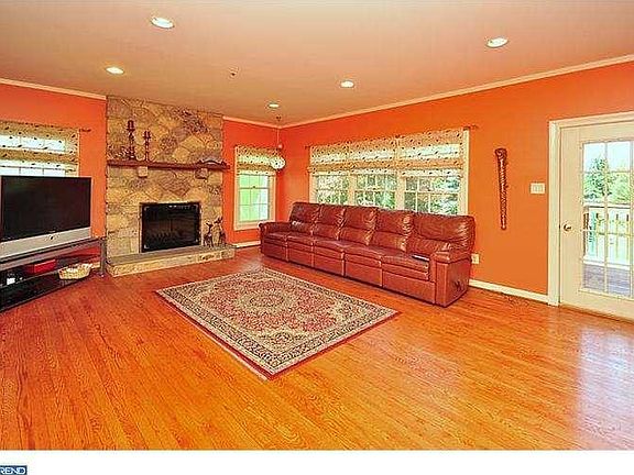 4th image of 320 Sentry Ln