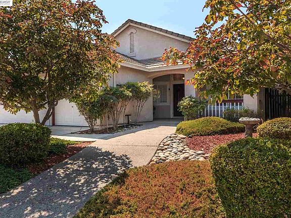 2nd image of 1421 Velasquez Ln