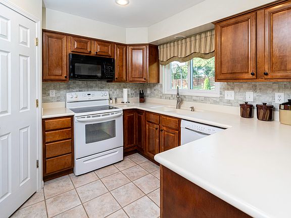 5th image of 8442 Woodcreek Dr