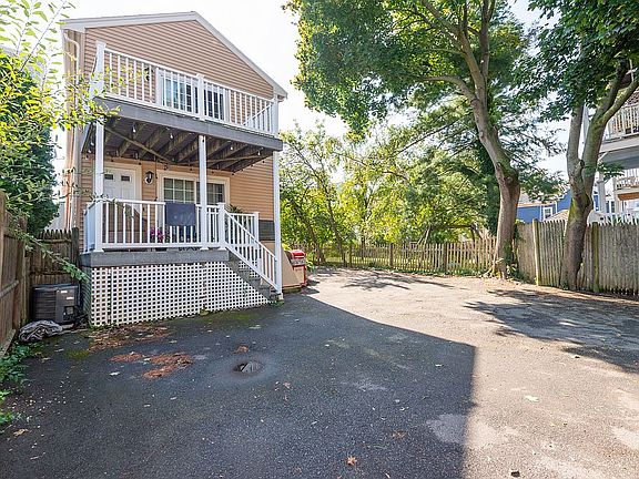 3rd image of 8R Essex St #2