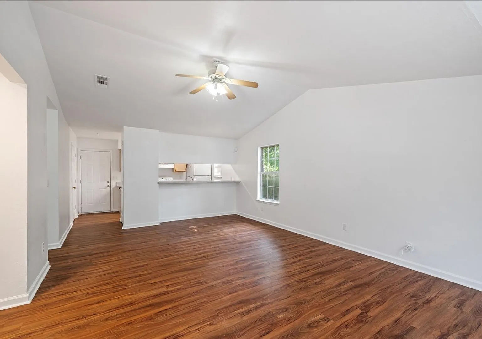 Cozy 4 Bedroom House Close to Campus for August 2027! — Photo 2
