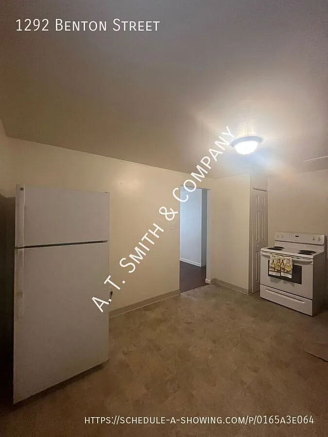 Lakewood 1-Bedroom Triplex with Walk-In Closet & Shared Fenced Yard — Photo 3