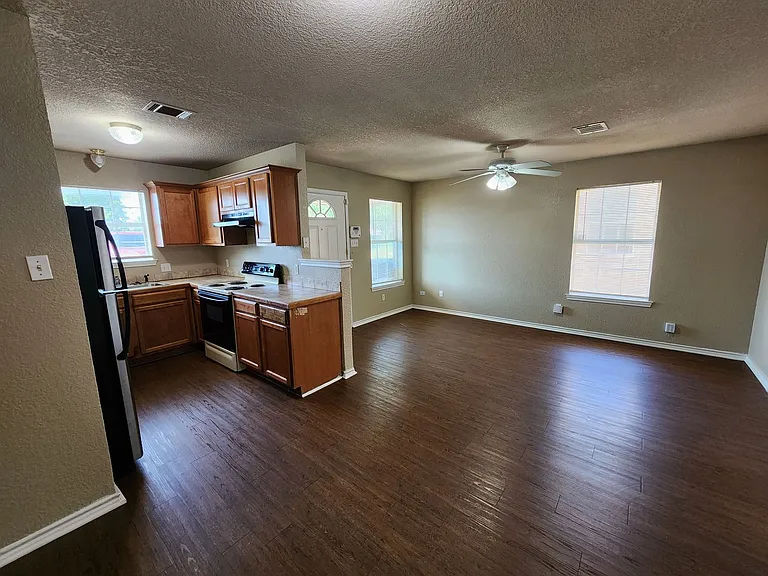 Roomy 3 Bedroom Duplex In S. Fort Worth — Photo 6