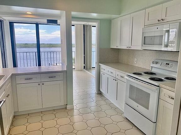 5th image of 124 Lakeshore Drive #8290