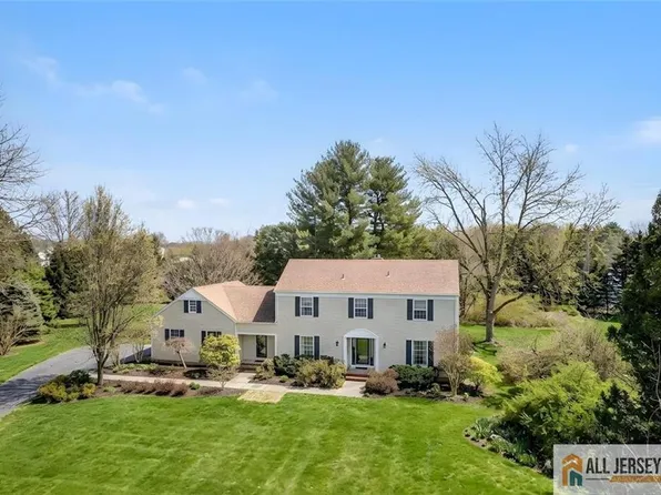 4 Hardley Dr, Cranbury, NJ 08512