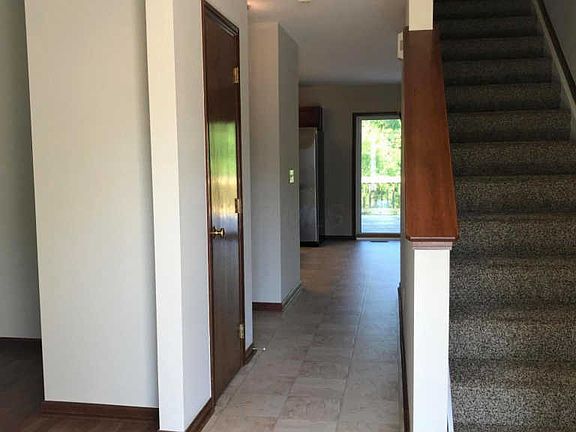 3rd image of 1073 Oxford Dr N