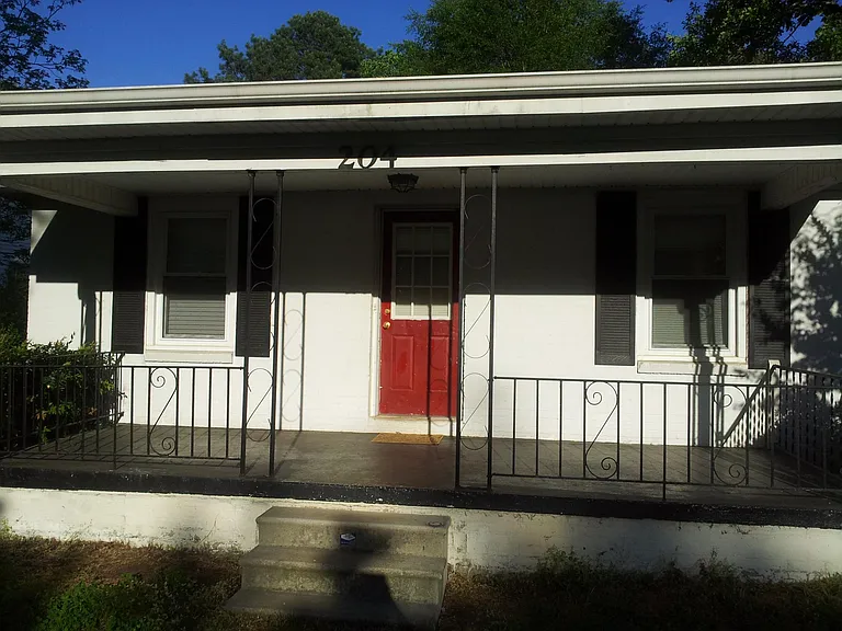 204 Robinson St — Photo 1