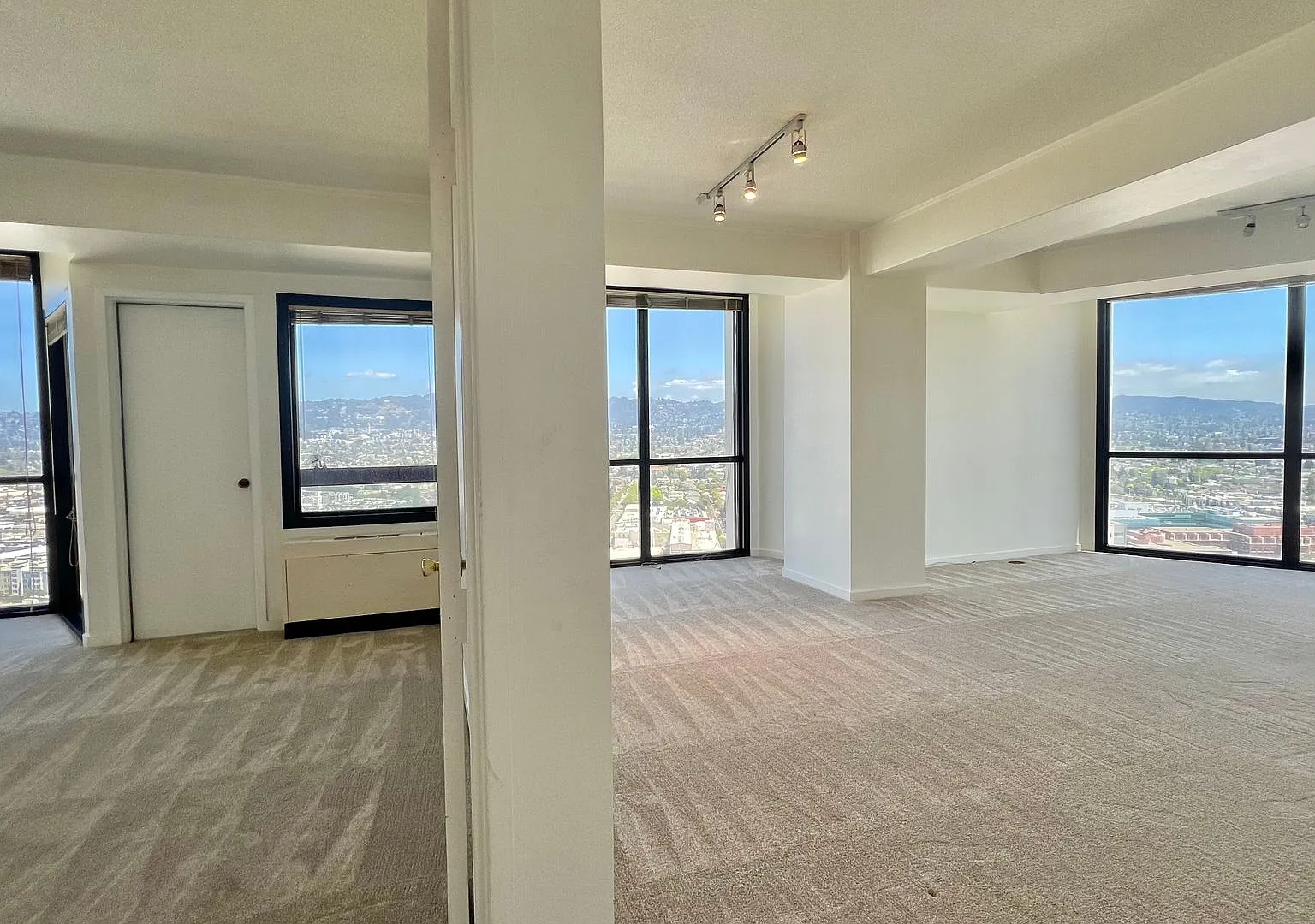 Prestigious top-floor unit 2 BR 2 BA, nestled in the heart of Emeryville! — Photo 1