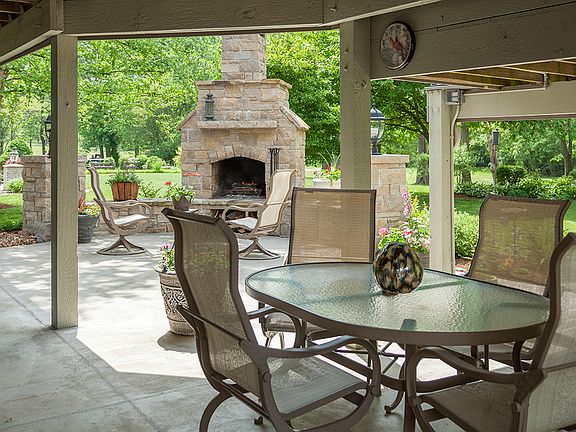 Covered Patio/Outdoor Fire