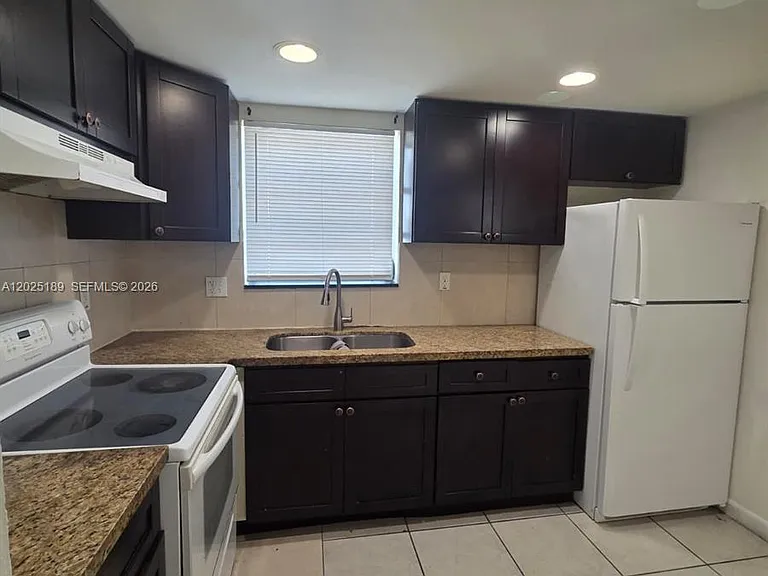 2121 NE 168th St #6 — Photo 2