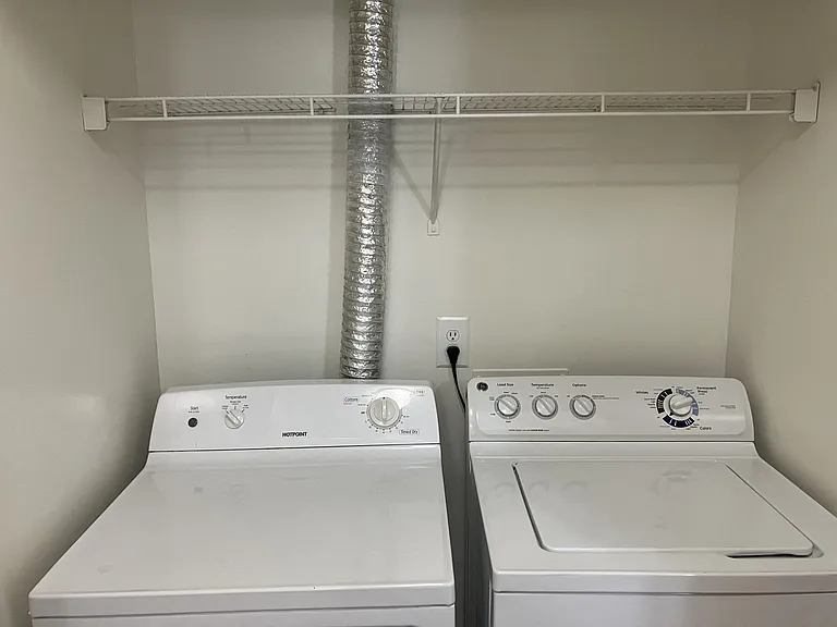 Windsor Place Apartments — Photo 73