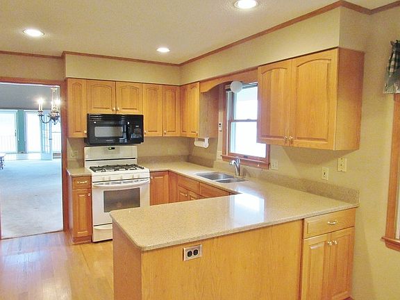 5th image of 3681 N Sunset Way