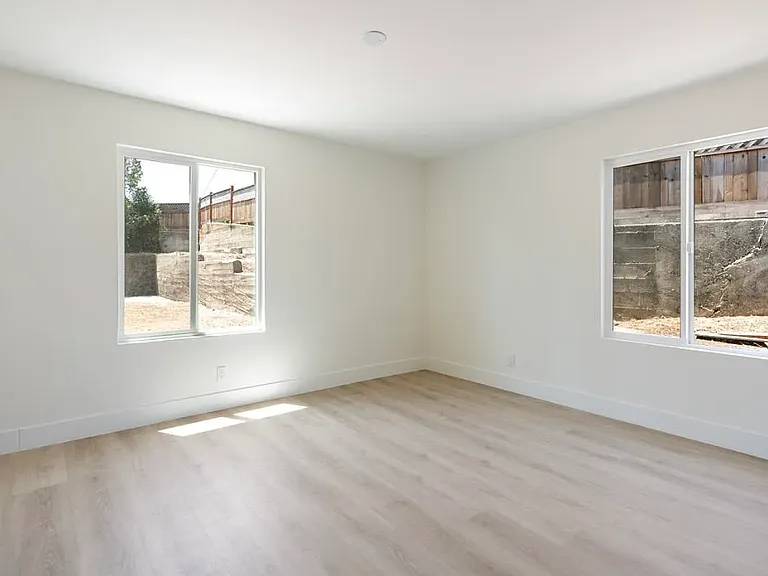 1923 Thompson Ln — Photo 4