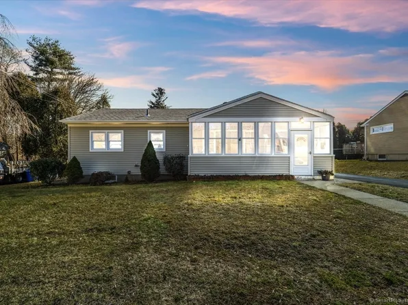 11 10th Avenue, Waterford, CT 06385