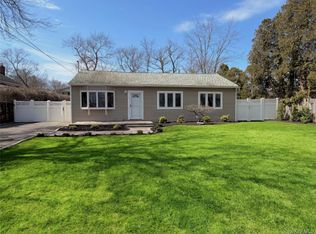 16 Lincoln Dr, Oakdale, NY 11769