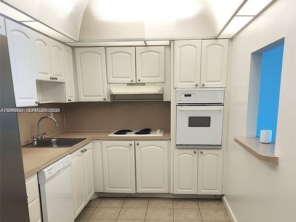 5th image of 19370 Collins Ave APT 517