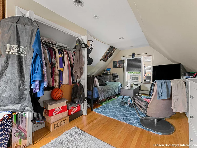304 W 3rd St — Photo 21