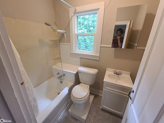 4th image of 307 E Briggs Ave