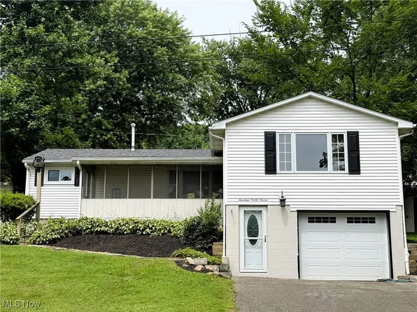 1497 Lake Front Dr, Salem, OH 44460