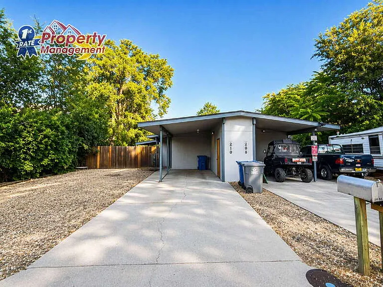 210 S Homedale Ave — Photo 2