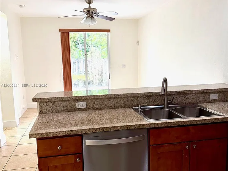 10747 NW 76th Ln — Photo 3