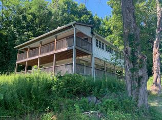 516 Red Rock Rd, Cresco, PA 18326