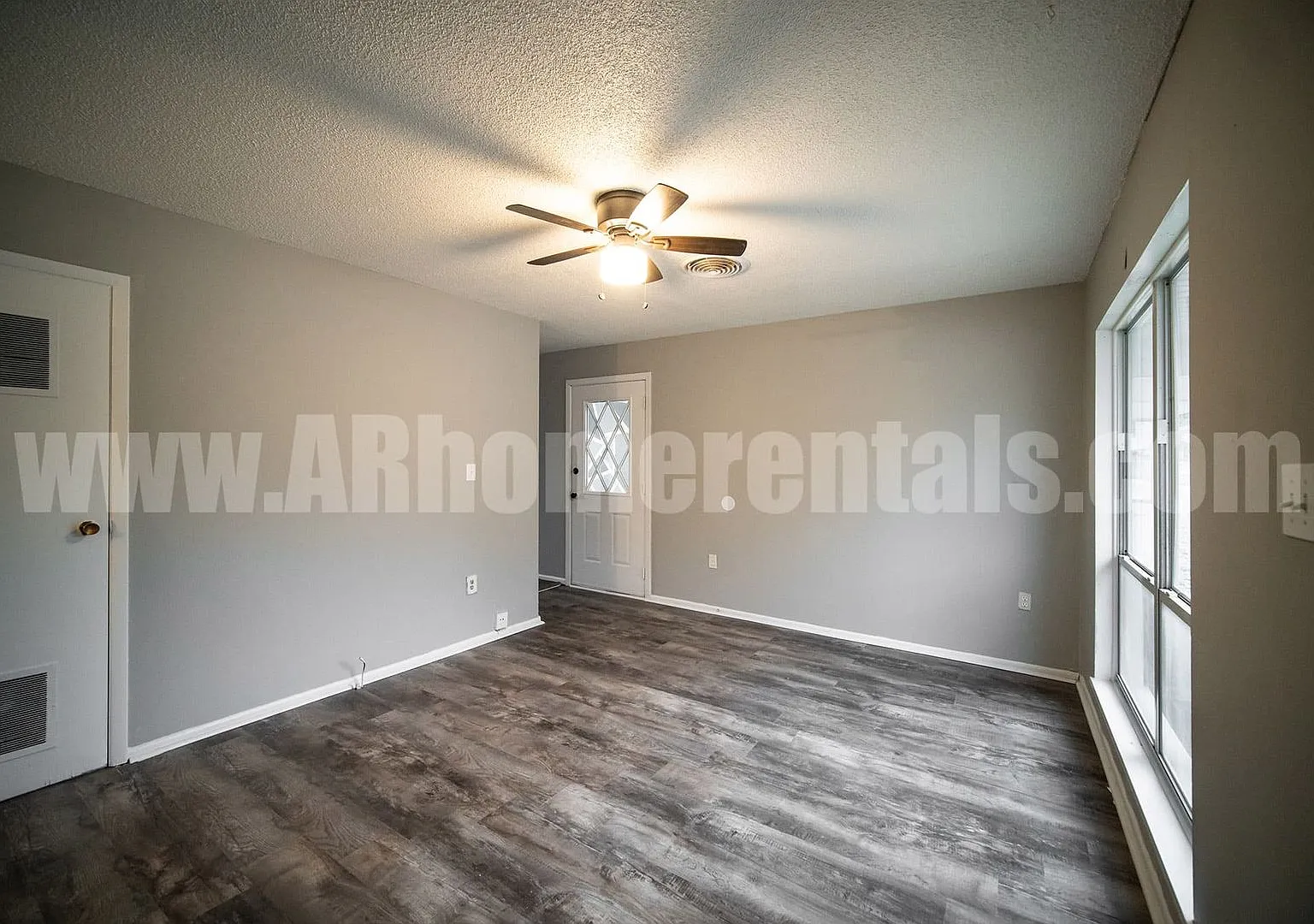 Cozy home on corner lot! — Photo 3