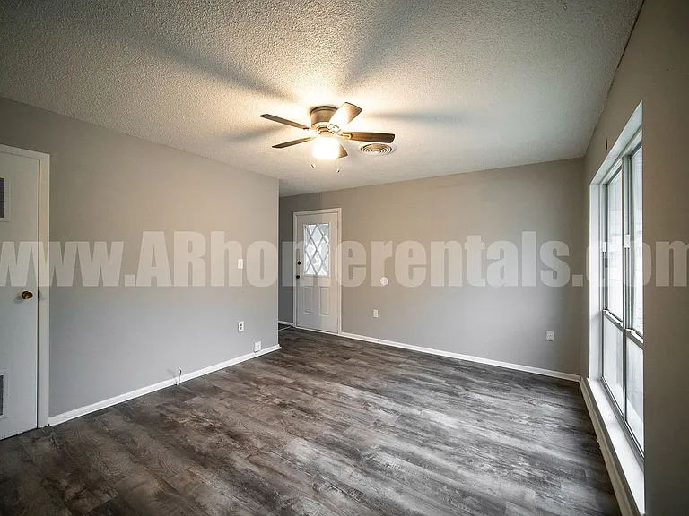 916 Desoto Pl — Photo 3
